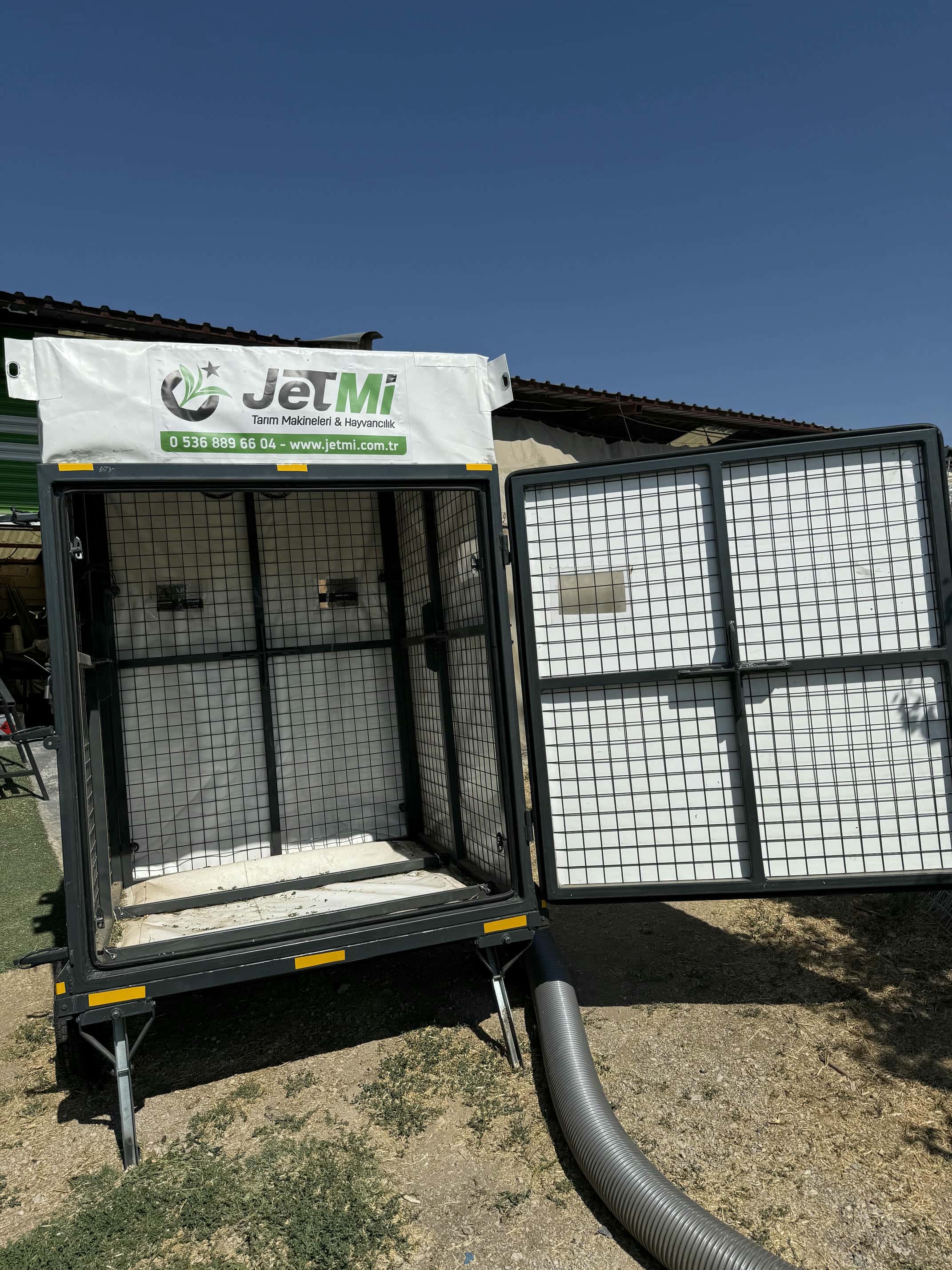 Sağ tarafta duran fotoğraf